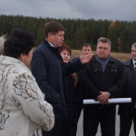 Глава Карпинска (в центре) поведал о будущем развитии объекта.