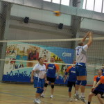 Игроки боролись за каждый мяч.