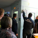 Пожарные Волчанска отрабатывают с персоналом психбольницы эвакуацию пациентов при возгорании