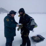 Рыбакам Волчанска напомнили - как спасаться, если лед треснул