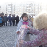 В подарок каждому жильцу был вручен коридорный коврик