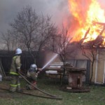 В Волчанске горели надворные постройки
