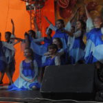 Весь день на сцене кто-нибудь да пел или плясал