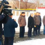 Игорь Логинов (в черном и без головного убора) желает всем удачи и победы