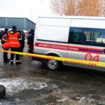 Инструктаж водителей машин аварийной службы: всем им предстоит преодолеть отрезок пути со всевозможными препятствиями ("горка", "змейка" и т.д.) - на время