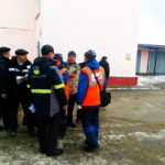 Еще одна группа газовиков готовится к своему заданию: дамам, например, нужно будет обнаружить "аварийную утечку" на трассе