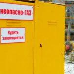 Подобные таблички - по всей территории учебного полигона. Газовики дисциплинированно ходят курить к въездным воротам