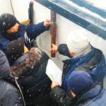 В отдельныъ секциях одновременно несколько сварщиков выполняют конкурсное задание - варят трубы. На каждого конкурсанта - целая комиссия проверяющих...